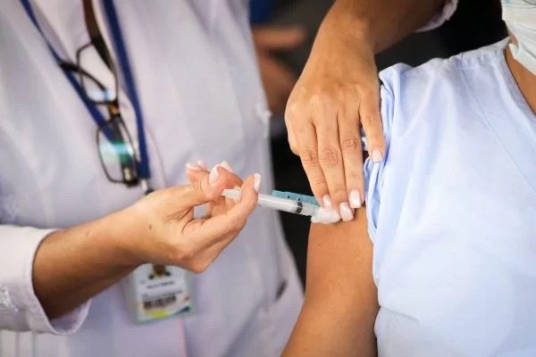 Nesta segunda (10), Saúde da Serra abre agendamento on-line de vacinas