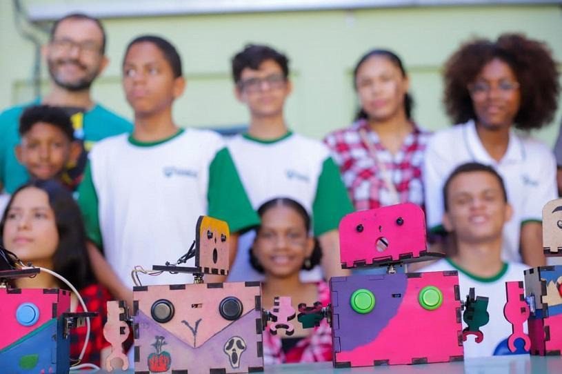 Robôs criados por estudantes da rede municipal são apresentados em evento educacional