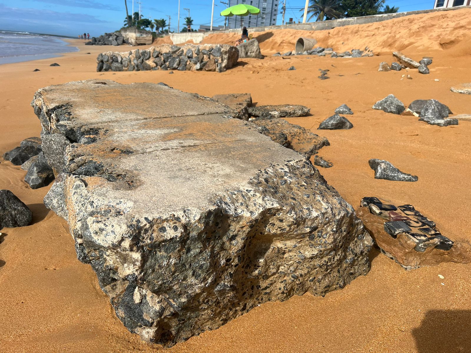 Restos de demolição representam perigo iminente na Praia do Amigão em Jacaraipe