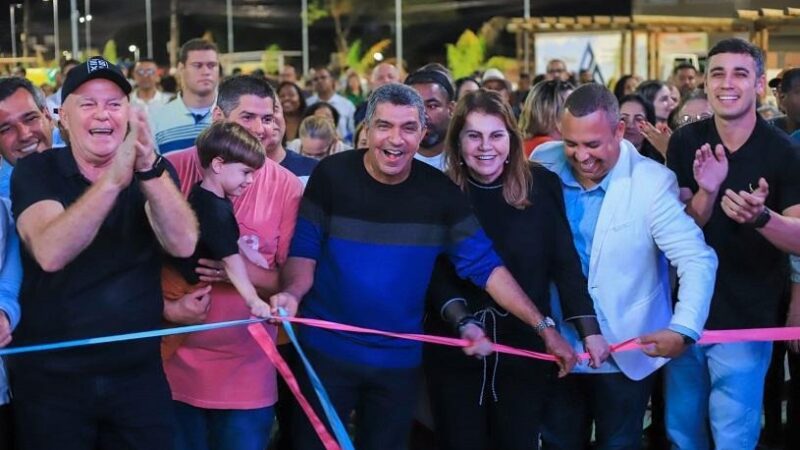 Barcelona recebe um novo campo de futebol e uma praça para a comunidade desfrutar