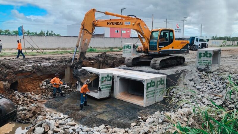 Secretaria de Obras realiza melhorias com revestimento de canal em Boa Vista II