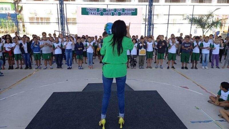 Apresentação de Coral em Libras na Emef Feu Rosa encanta alunos, professores e visitantes de Água Doce do Norte