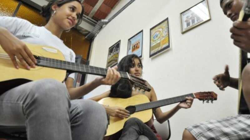 Inscrições disponíveis para curso de violão gratuito para crianças e adolescentes na Serra