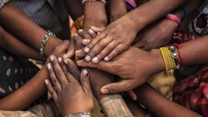 Professores demonstram seus projetos no evento de conclusão do curso de Educação Étnico-Racial