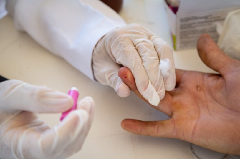 Secretaria de Saúde promove testagem para combate à Hepatite no terminal de Laranjeiras até sábado (16)