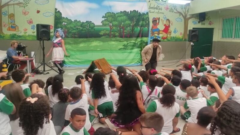 Teatro educativo sensibiliza estudantes da Serra sobre o descarte inadequado de resíduos