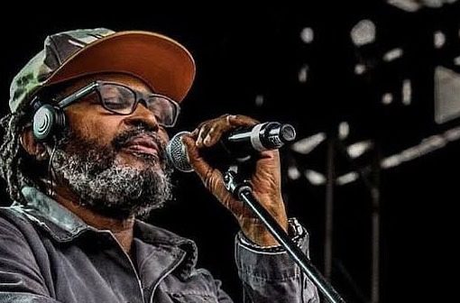 Edson Gomes, o ícone do reggae nacional, faz show em Manguinhos