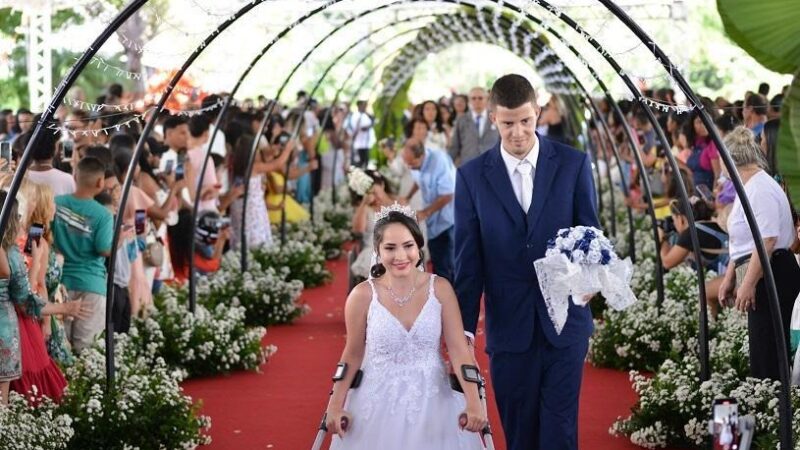 Dezenas de casais celebram casamento comunitário com sonhos realizados