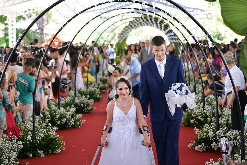 Dezenas de casais celebram casamento comunitário com sonhos realizados