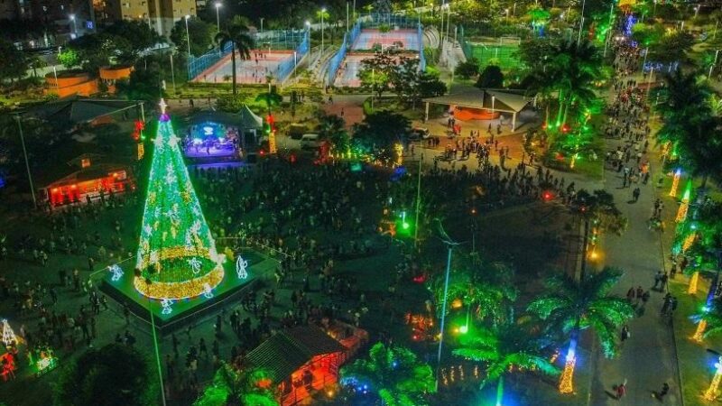 Cenário Mágico: Natal com árvores gigantes, luzes deslumbrantes e a mágica Vila do Papai Noel