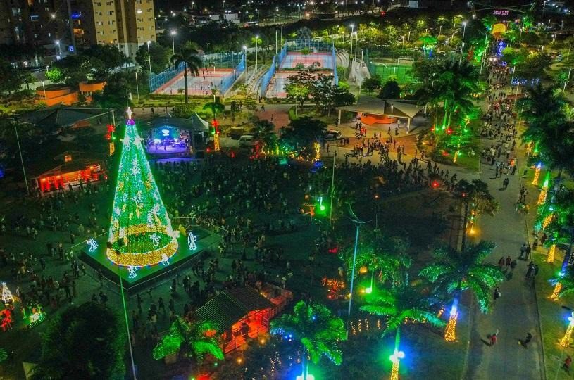 Cenário Mágico: Natal com árvores gigantes, luzes deslumbrantes e a mágica Vila do Papai Noel