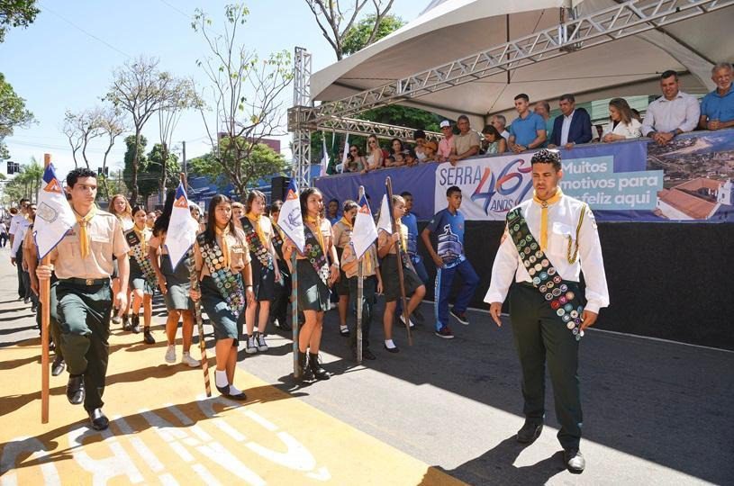Desfile Cívico em Serra Sede conta com participação de escolas e forças de segurança nas festividades dos 467 anos