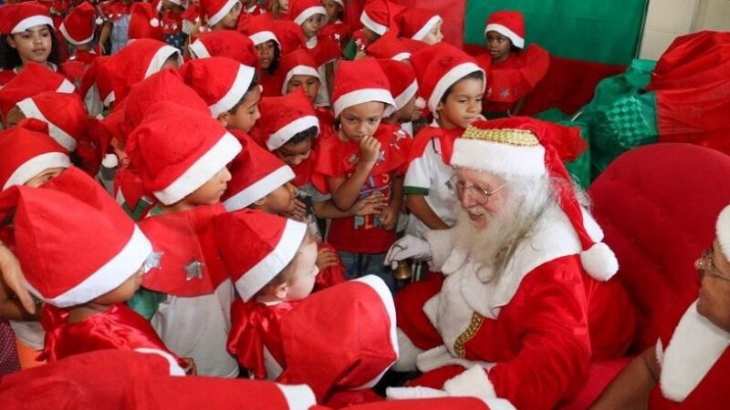 Magia Natalina: Papai Noel dos correios distribui presentes em CMEI e EMEF na Serra