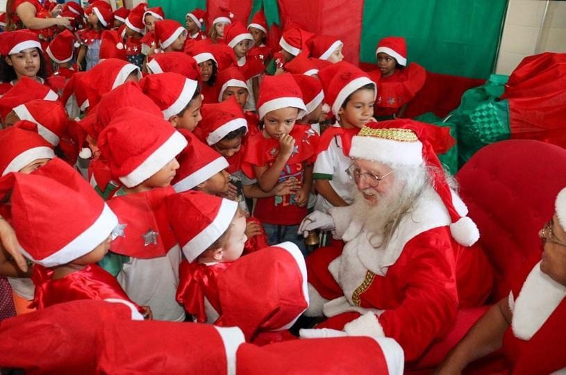 Magia Natalina: Papai Noel dos correios distribui presentes em CMEI e EMEF na Serra