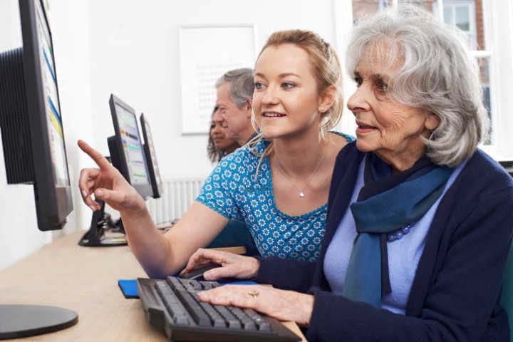Prefeitura proporciona oficina de letramento digital para pessoas idosas