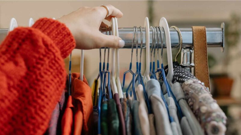 Bazar em Laranjeiras anuncia roupas a partir de R$ 2 para adultos e crianças