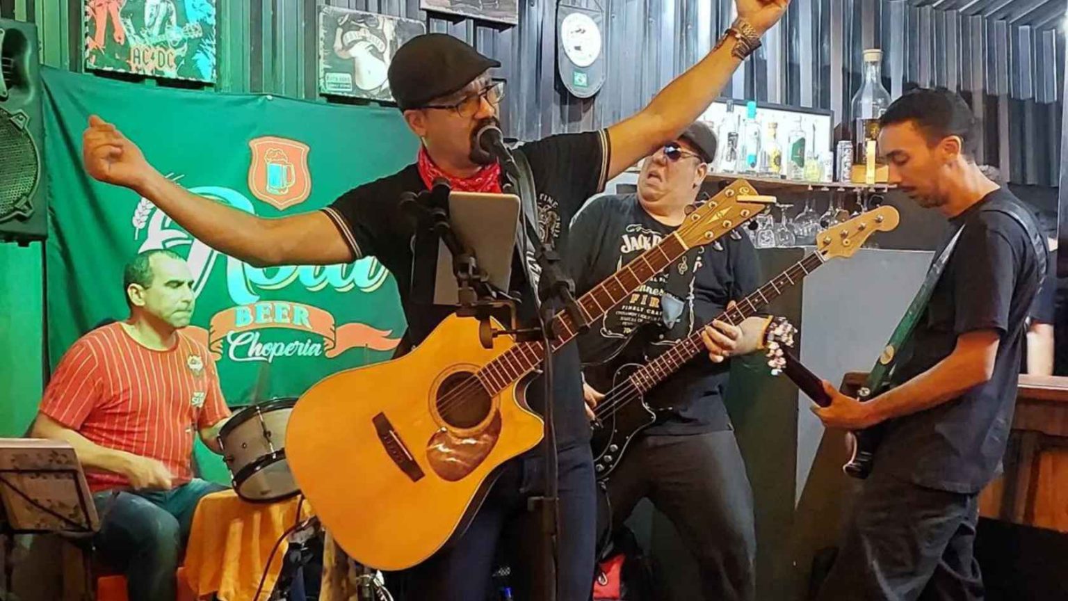 Sucessos do Legião Urbana e vibrações reggae no happy hour em Bicanga