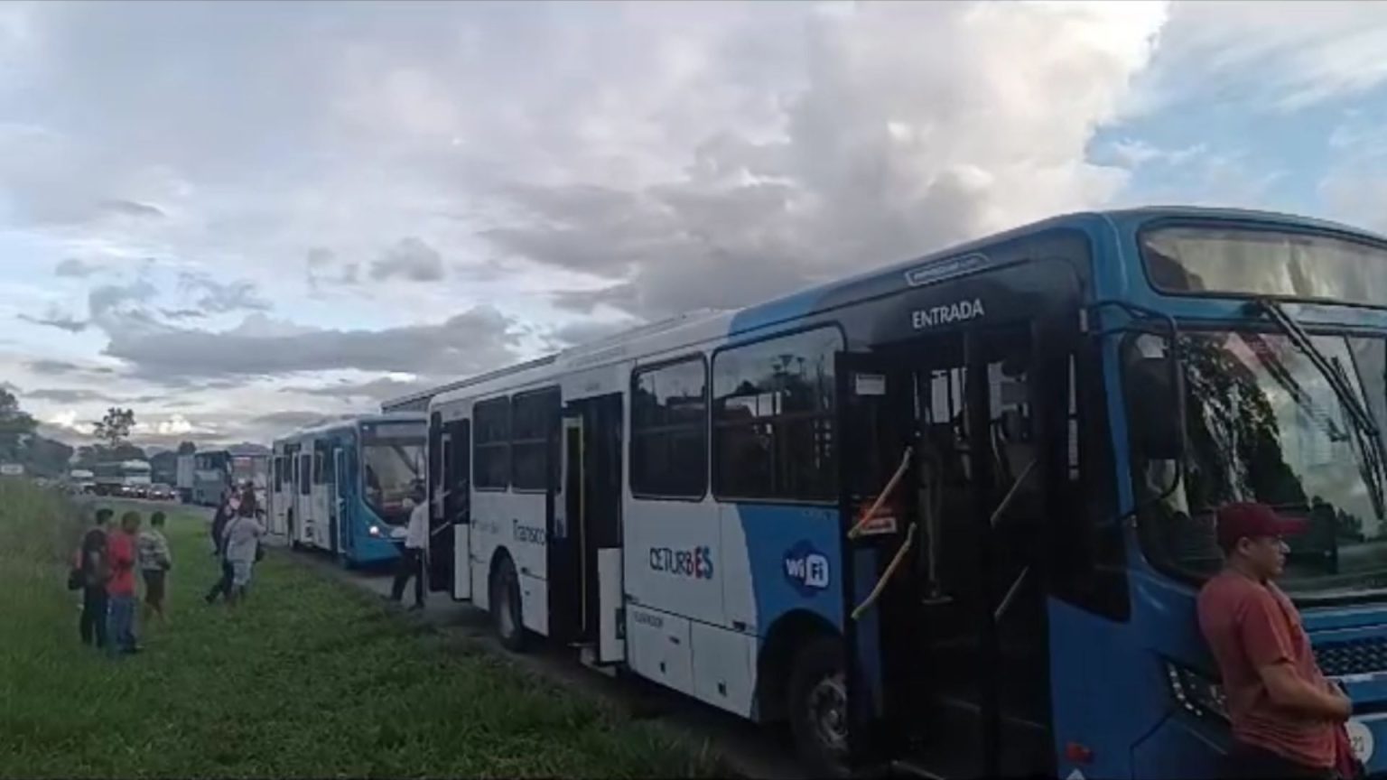 Manifestação interdita BR-101 e gera transtornos no tráfego da Serra