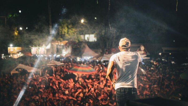 Nova Almeida celebra com fé, tradição e muita música