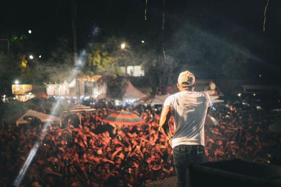 Nova Almeida celebra com fé, tradição e muita música