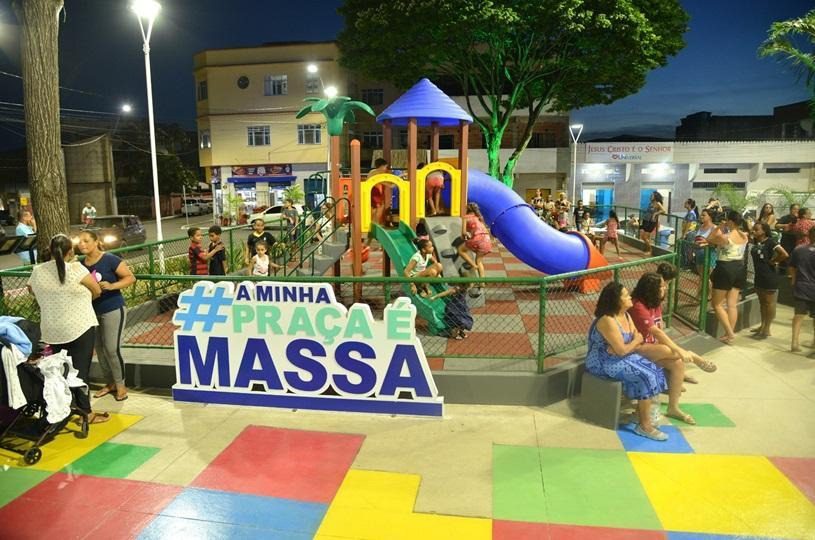 Moradores de Carapina Grande celebram a entrega da nova praça totalmente revitalizada