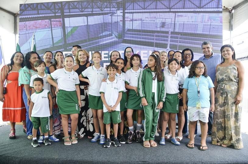 Prefeitura realiza entrega de Kits escolares e anúcia próxima etapa com uniformes na EMEF Abel Bezerra