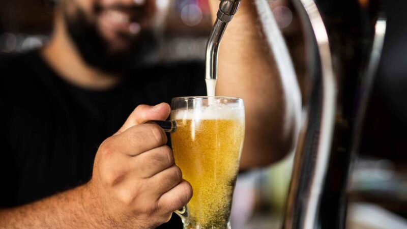 Pub em Laranjeiras agita noites com cerveja, fliperama, sinuca e karaokê