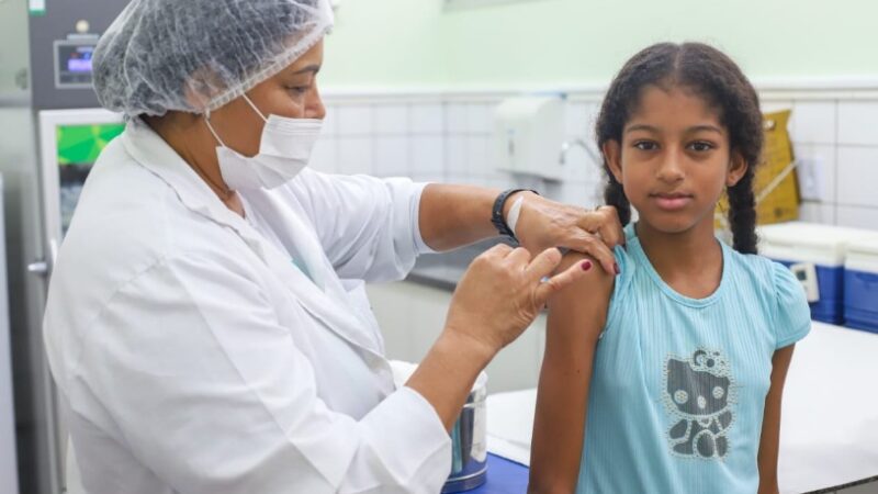 Ministra da Saúde, Nísia Trindade, marca presença no Dia D de combate à dengue em Feu Rosa