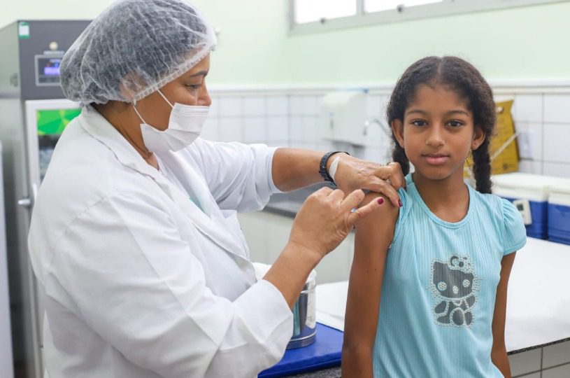 Ministra da Saúde, Nísia Trindade, marca presença no Dia D de combate à dengue em Feu Rosa