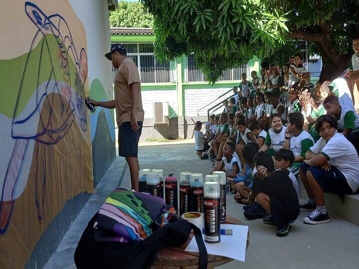 Artista Urbano Nico realiza grafite na Emef São Diogo em atividade de educação antirracista