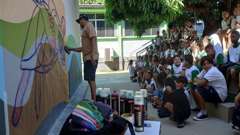 Artista Urbano Nico realiza grafite na Emef São Diogo em atividade de educação antirracista