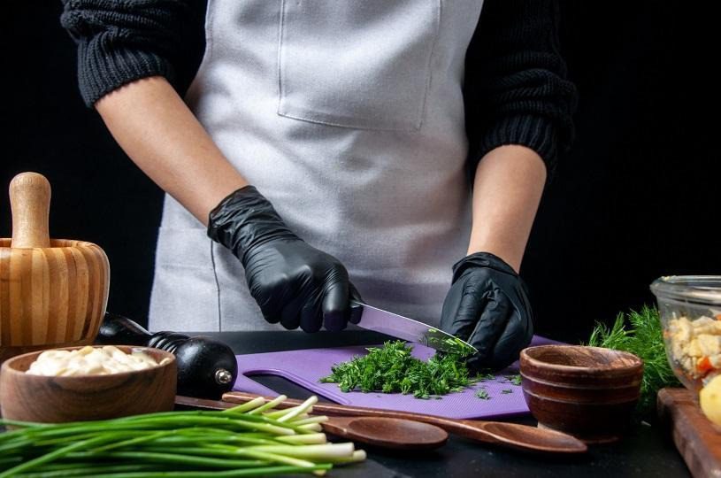 Capacitação para empreendedores aborda técnicas adequadas de manipulação de alimentos