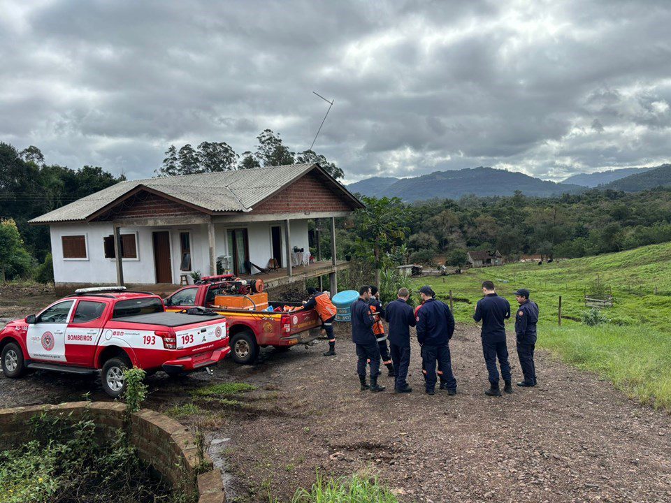 Governo envia equipe com 12 bombeiros para o Rio Grande do Sul