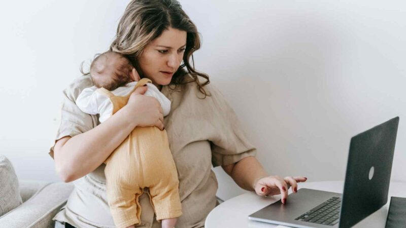 Se maternidade fosse paga, qual seria o salário de uma mãe?