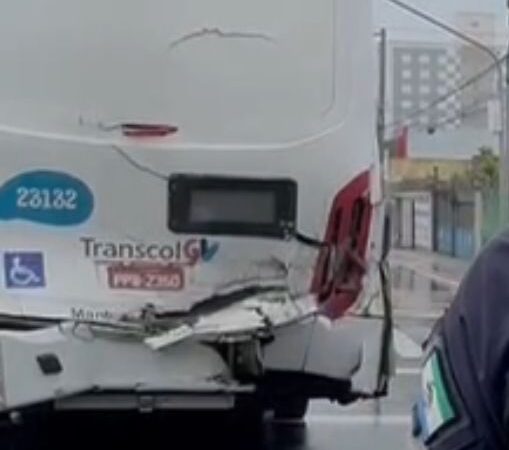 Colisão de ônibus na Norte Sul resulta em 12 feridos