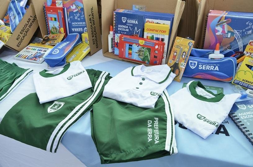 Entrega de uniformes e material escolar beneficia 70 mil estudantes