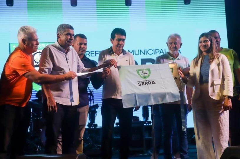 Nova Praça das Artes em Feu Rosa é inaugurada com show gospel de Anderson Freire