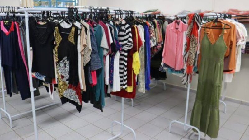 Bazar da Apae oferta mais de 500 peças de roupas partir de R$ 5 nesta semana