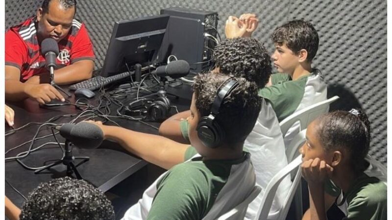 Crianças se divertem e aprendem em aulas de rádio e podcast no Projeto Vovô Chiquinho