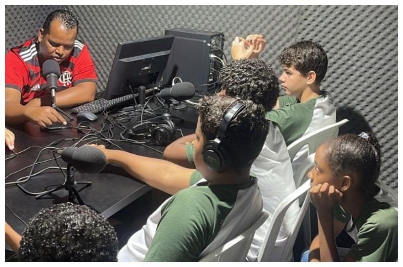 Crianças se divertem e aprendem em aulas de rádio e podcast no Projeto Vovô Chiquinho