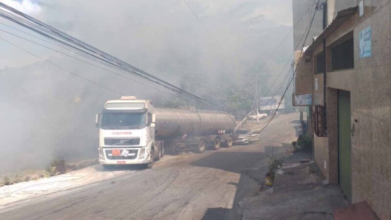 Carreta não consegue subir ladeira, derruba poste e causa incêndio em Cascata