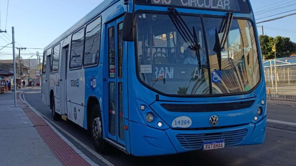 Moradores de Vista da Serra sofrem com atraso e diminuição de linhas do Transcol no bairro