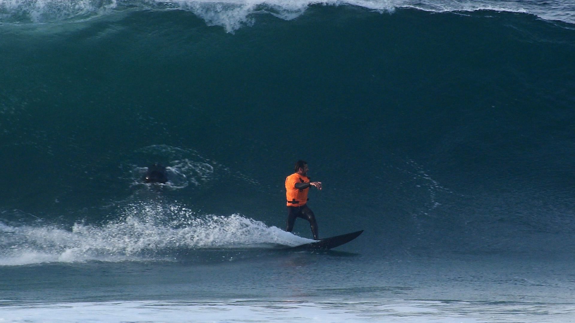 Capixaba em Nazaré: Fábio Sandes Vive Dia Histórico no Berço do Big Surf