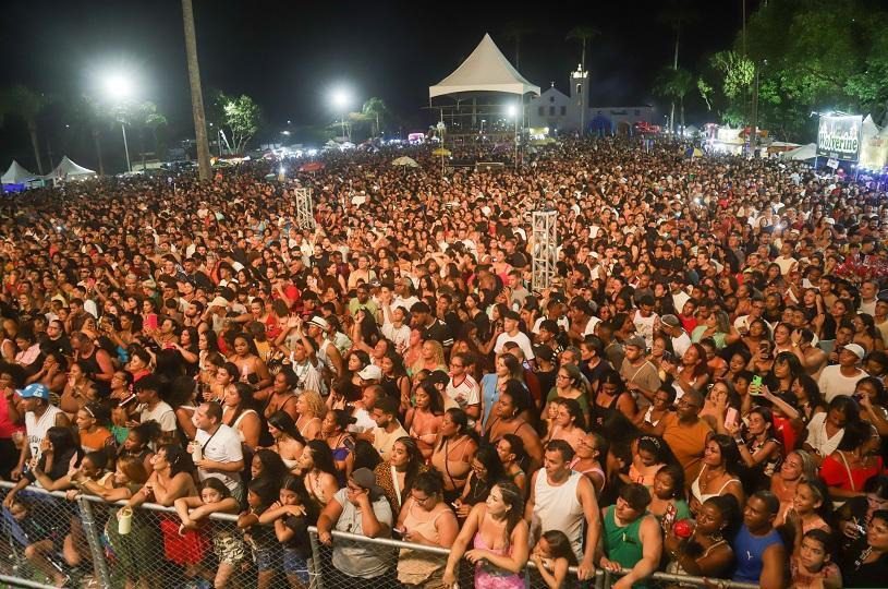 Cerca de 30 mil pessoas prestigiaram o show do Pixote em Nova Almeida