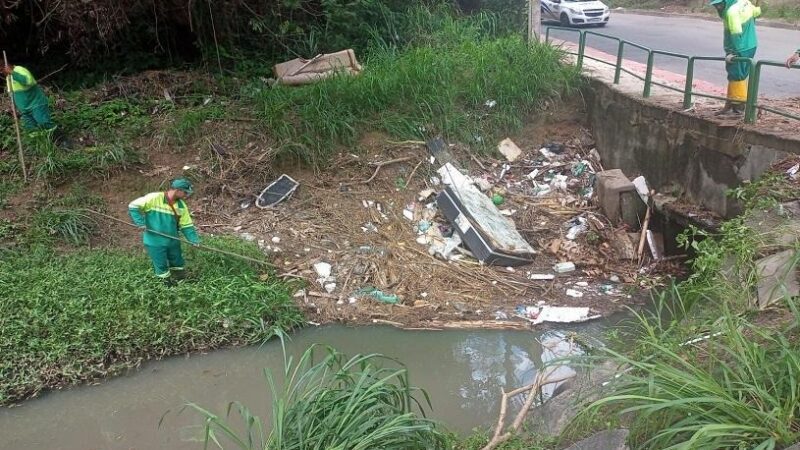 Chuvas fortes levam Serra a realizar limpeza emergencial em canais e córregos