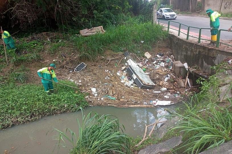 Chuvas fortes levam Serra a realizar limpeza emergencial em canais e córregos