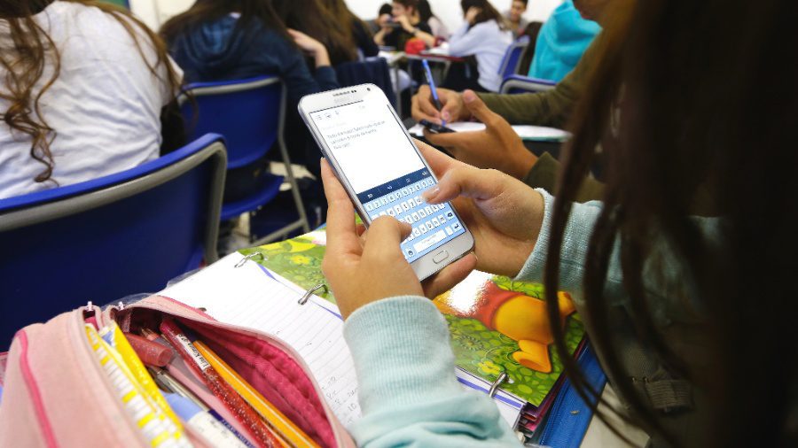 Nova Regra nas Escolas do ES: Celulares Proibidos no Retorno às Aulas