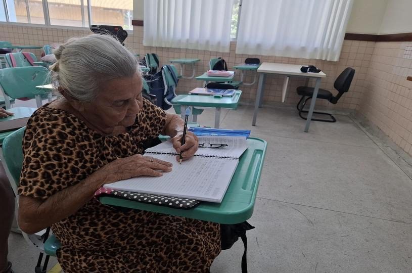 Idosos retomam sonhos e voltam a estudar nas escolas municipais da Serra