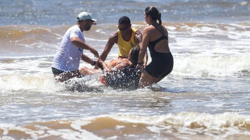 Projeto Praia Sem Barreiras supera 150 banhos assistidos em menos de um mês