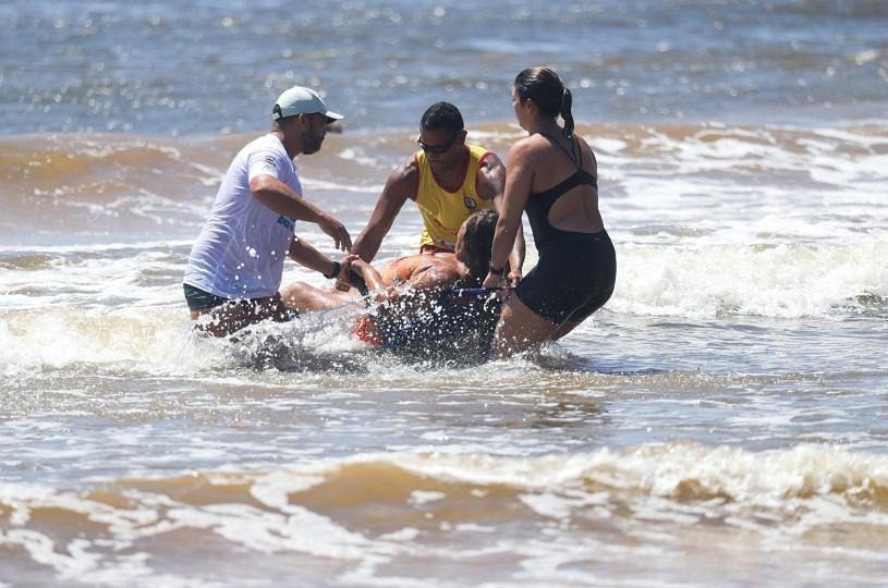 Projeto Praia Sem Barreiras supera 150 banhos assistidos em menos de um mês